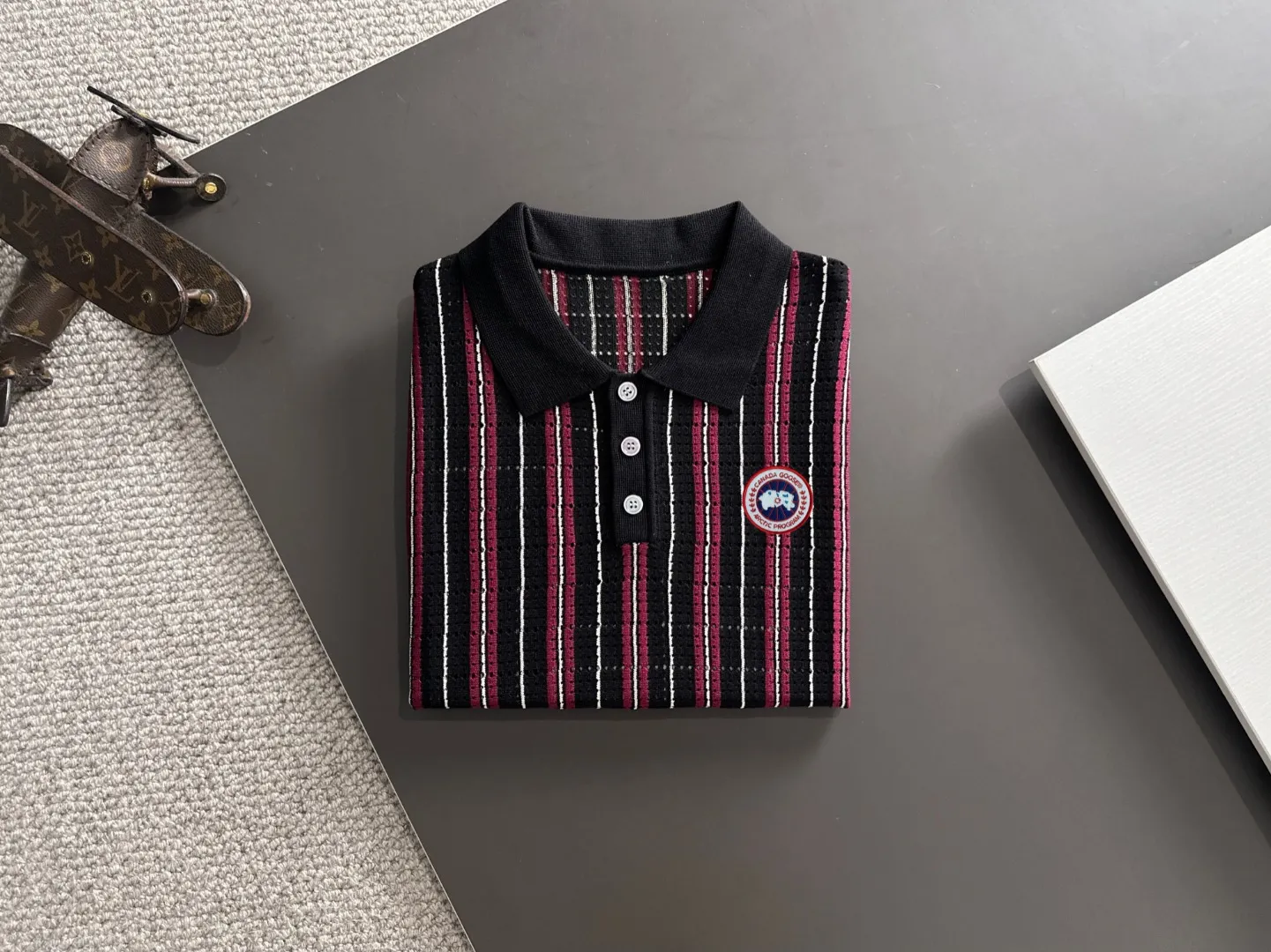 Next day shipment P300 High quality Big Goose 2025 autumn and winter new men's lapel short-sleeved T-shirt Made of combed cotton yarn knitted cotton fabric, pure cotton high-weight special yarn, it feels full of weight when weighed, and the upper body is more textured than ordinary T-shirts. This texture can cope with the weather easily and is suitable for both hot and cold! The pattern on the chest adopts three-dimensional embroidery technology, and is perfectly produced stitch by stitch with reference to the original version! Loose fit design, looks noble. Size: M to XXXL